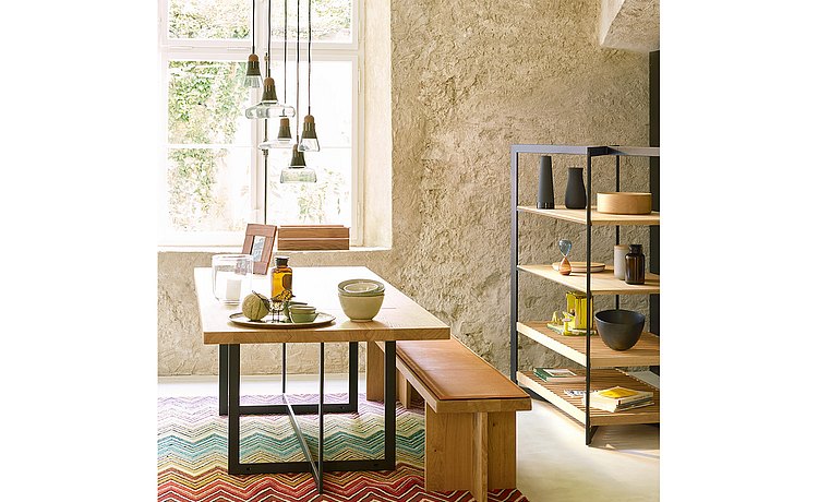 Table et banc b Solitaire devant un mur de pierre dans une maison méditerranéenne