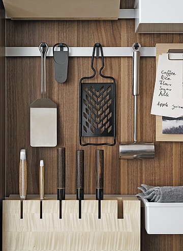 Organizing elements: integrated knife block and hooks 