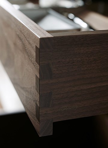 Maestria artigianale: cassetto in legno con incastro perfetto a coda di rondine