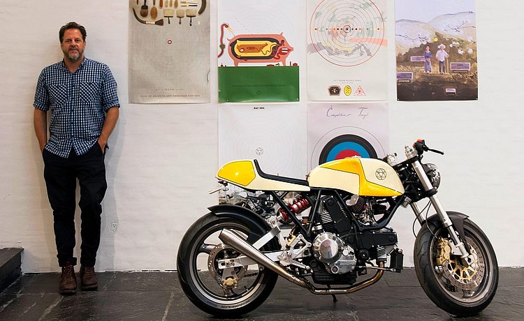 Tyler Hays im Showroom mit einem Walt-Siegl-Bike aus New Hampshire