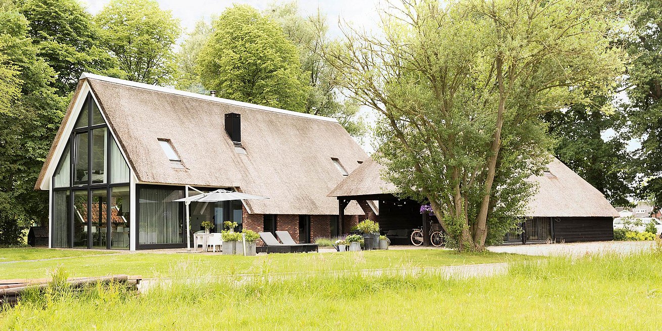 buitenaanzicht woonboerderij met tuin