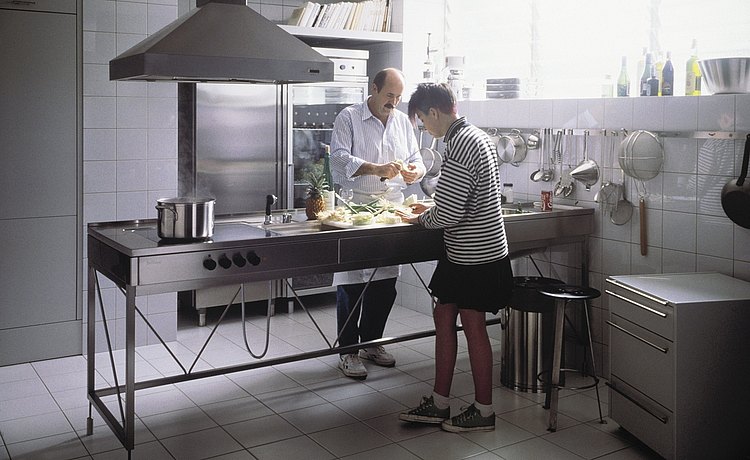 1988: Presentatie: keukenwerkbank van roestvrij staal, van twee kanten te gebruiken