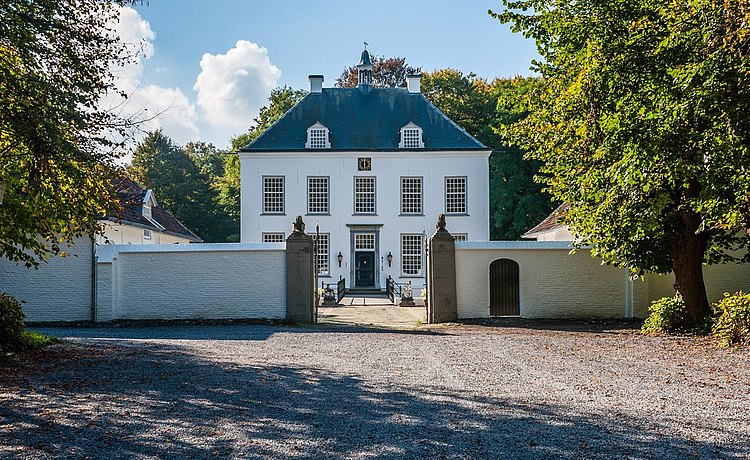 buitenaanzicht witte kasteel