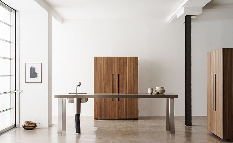 Table de travail avec point d’eau et table de cuisson, armoires à appareils et armoire-coffre - purisme absolu, avec pourtant tout le nécessaire